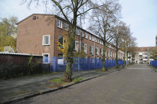 909308 Gezicht op het voor sloop bestemde flatgebouw met de woningen Nolenslaan 64-78 te Utrecht.